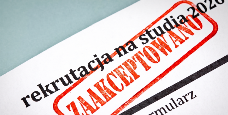Obrazek przedstawia rekrutację na studia 2026 - zaakceptowany wniosek kandydata po maturze.